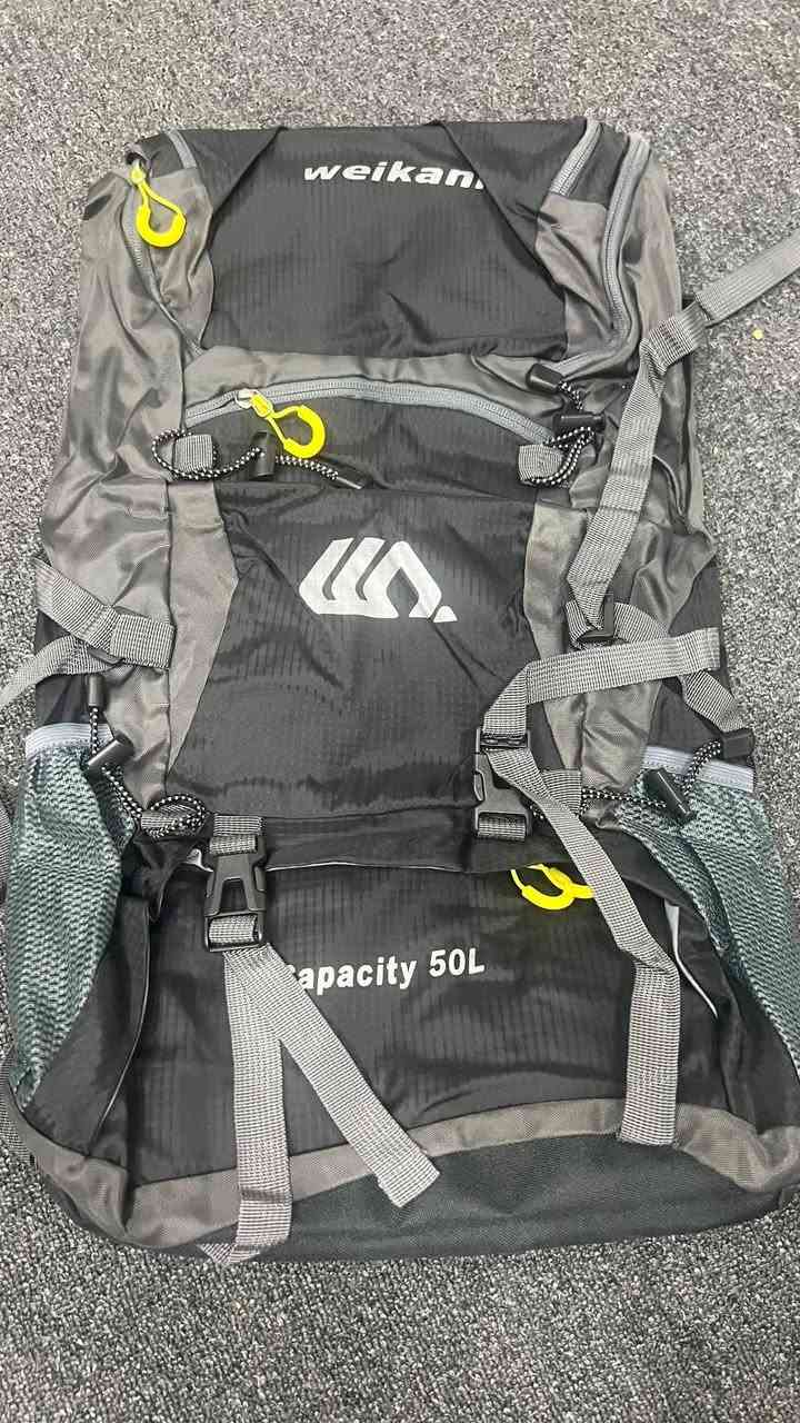 حقيبتين تفاصيل مميزه بسعر مناسب 

حقيبة الظهر التي تظهر في الصورة هي من إنتاج شركة Weikani، وهي حقيبة رياضية بسعة 50 لترًا مصممة خصيصًا لأنشطة الهواء الطلق مثل التخييم، والمشي لمسافات طويلة (الهايكنج)، وتسلق الجبال. تتميز الحقيبة بتصميم عملي ومواد متينة تجعلها مناسبة للرحلات الطويلة. 
المميزات الرئيسية للحقيبة:
السعة والتنظيم: توفر سعة تخزين واسعة تبلغ 50 لترًا، مما يجعلها مثالية للرحلات التي تستغرق من 3 إلى 5 أيام.
مقاومة العوامل الجوية: الحقيبة مصنوعة من نسيج نايلون مقاوم للماء لضمان بقاء محتوياتها جافة في الظروف الجوية المختلفة.


**إذا كنت صاحب هذا الإعلان وتريد حذفه لأي سبب، رجاءا أرسل رسالة إلى الدعم الفني**