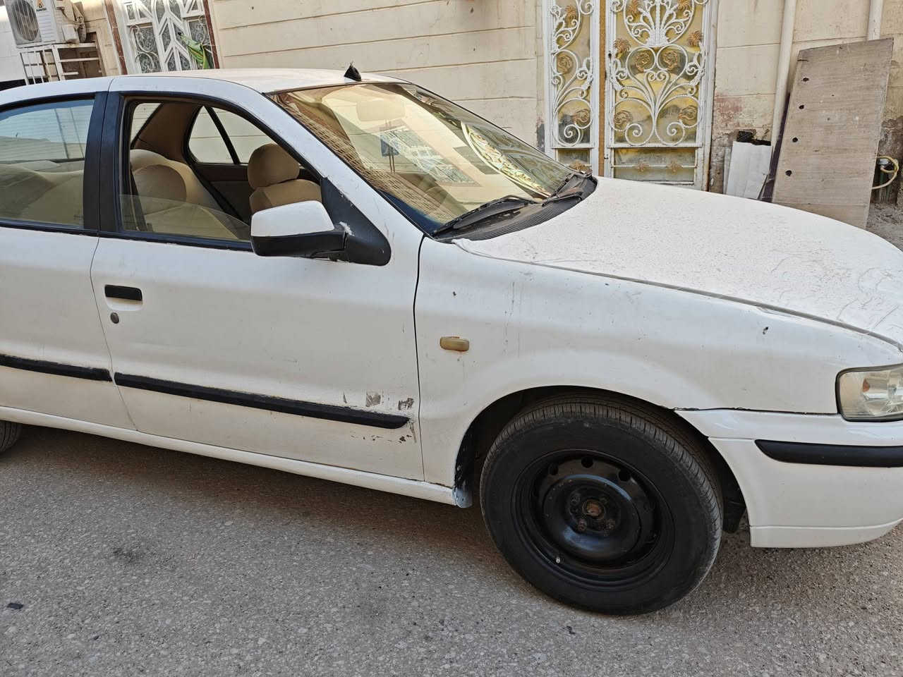 سلام عليكم سمند ٢٠١١ سياره مصبوغه عام  جانت صفره وحوله بيضه وسنويه ابيض ورقم خصوصي والسياره ماابيه اي ضربه ماعد الرصعات بلا جملغات وسويتهن السياره حداديه وكير فرنسي صالي اسبوع او اقل من شديته ومكينه خير من ربع مذب عليه السياره
السعر ٣٢ وبيه مجال بسيط 
على فيس مامتواجد 
*********** تجي تشوف اي شي غير الحجيته اني بخدمتك
