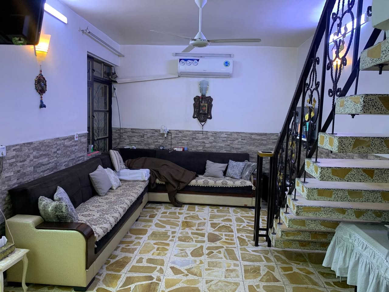 ملاحضه / العنده عقار 🏡#للبيــــــع ويريد يبيع  #دزونه كافت التفاصيل العقار مع ذكر السعر ورقم التلفون ☎️وان شاء الله باقرب وقت ينباع ان شاء الله 🤲❤️
____________________________________________
دار 🏠 #للبيــــــع المساحه 84م الواجه 6 نزال 14 بناء حديث
#الموقع ممتاز : الشعب قرب سوك شلال بضهر شارع المعدان 
#يحتوي >على ستقبال +مطبخ + 3 غرف نوم + صالة + وخدمات فوك جوه + وبيتونه وسطح. للاستفسار والطلب 
#مكتب الباسم للعقار
 بادره حسين الدراجي ابو الاكبر *********** 
وا محمد الدراجي ‭0771 291 7191‬
(السعر 245 مع المجال )
