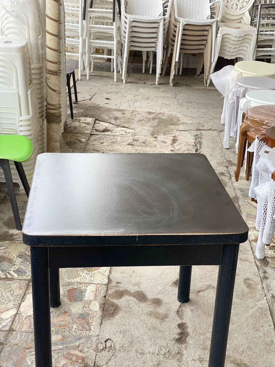 ميز مربع أسود قياسه ٨٠ بسعر مناسب
***********
