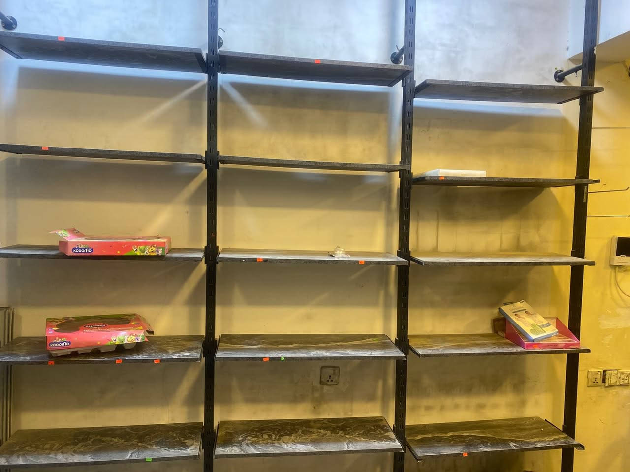 رفوف وعارضات البيع  جداد
***********
