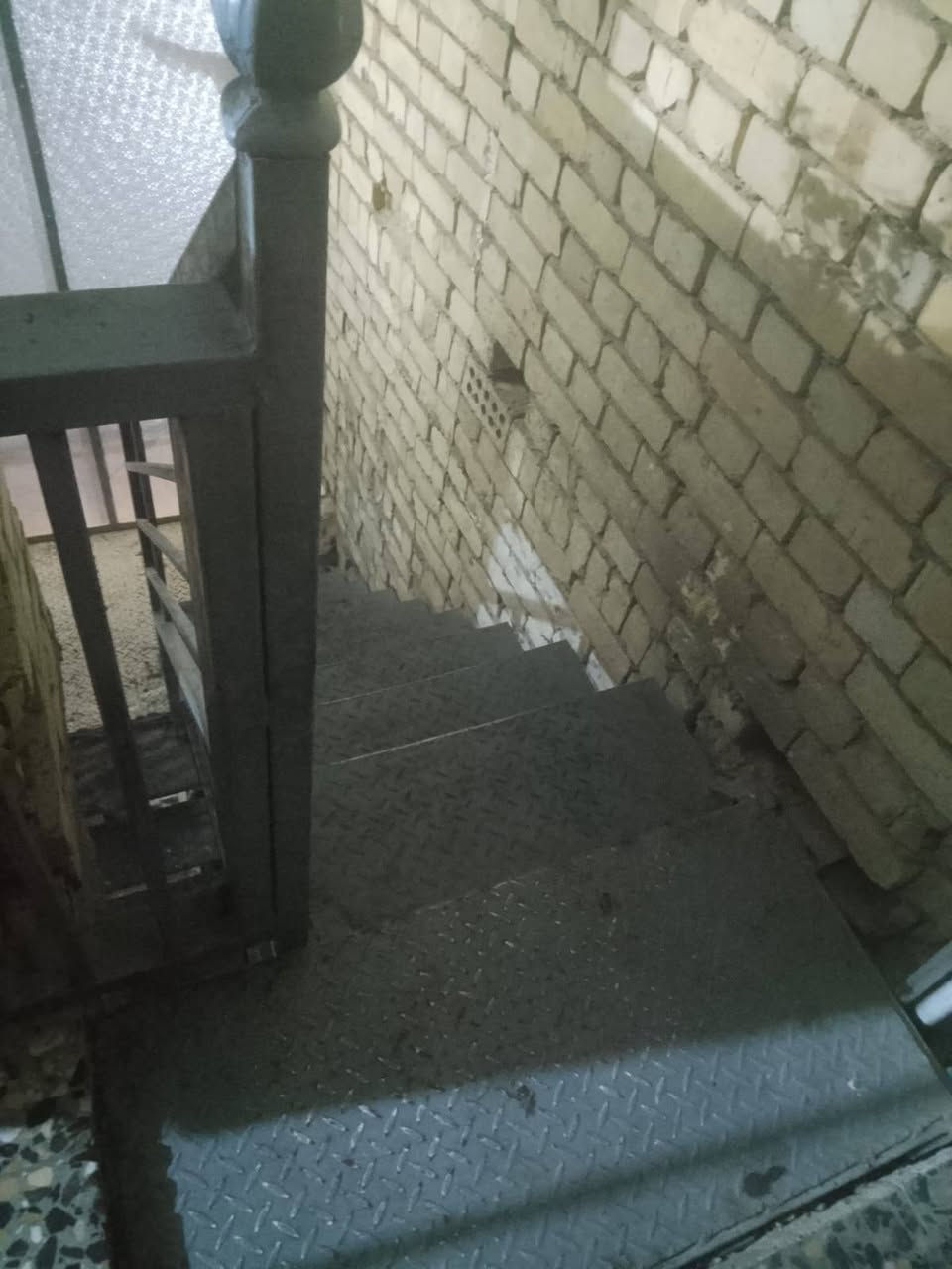 السلا عليكم بيت كامل 144 للايجار فوك مشتمل سويت كامل معزول درج وباب بناء حديث 3غرف ومطبخ وبالكون كبيره وصحيات طابق للارضي هم للايجار صاله ومطبخ حار وبار واستقبال وغرقتين ومنورين وصحيات بناء حديث للاستفسار ***********
