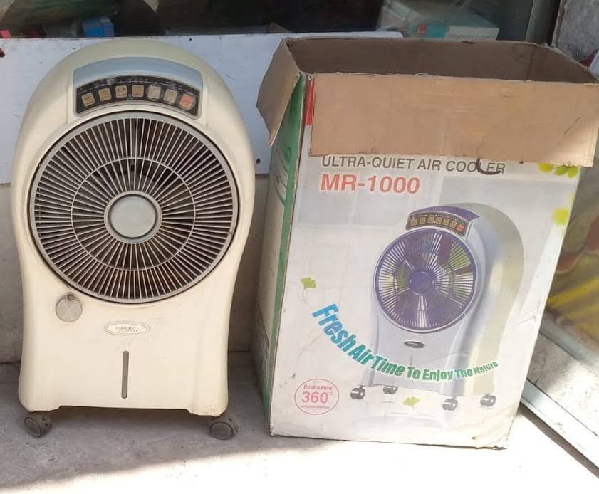 مبردة هواء (مارشال MR-1000) مستعملة للبيع
المواصفات:
الموديل: مبردة هواء متحركة مارشال Ultra-Quiet Air Cooler MR-1000.
الحالة: مستعملة ونظيفة جداً (مثل ما واضح بالصور)، وتشتغل بكفاءة.
الحركة: تحتوي على عجلات لسهولة التنقل من غرفة لغرفة.
المميزات: صوتها هادئ، دفع هواء قوي، واقتصادية باستهلاك الطاقة.
الملحقات: الكارتون الخاص بها متوفر وموجود.
السعر: [50 الف دينار] (قابل للتفاوض البسيط).
المكان: بغداد - الحرية.
📞 للتواصل والاستفسار: يرجى المراسلة على الخاص.


**إذا كنت صاحب هذا الإعلان وتريد حذفه لأي سبب، رجاءا أرسل رسالة إلى الدعم الفني**