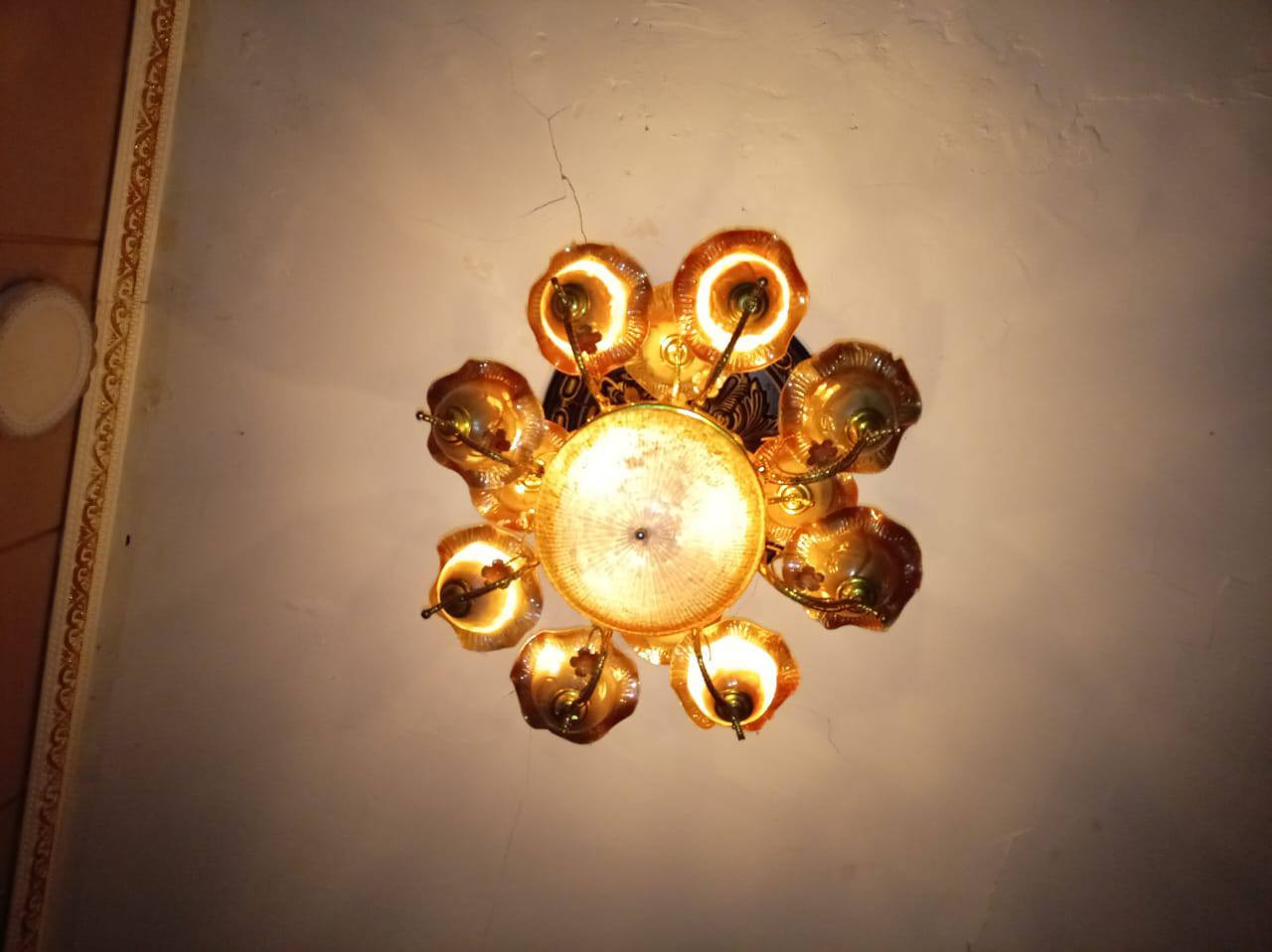 السلام عليكم غراض مستعمله للبيع الثريات 75 الف بس يرادلهن كلوبات الفرن شغال كلشي مابي ب75 الف طاره تبسي ع كهرباء 40 الف غلايه مال كهوه ب15 الف غلايه بخاريه ب25 الف والياخذهن كلهن انزله من السعر مكان  الحسينيه يم مطعم جكن ***********
