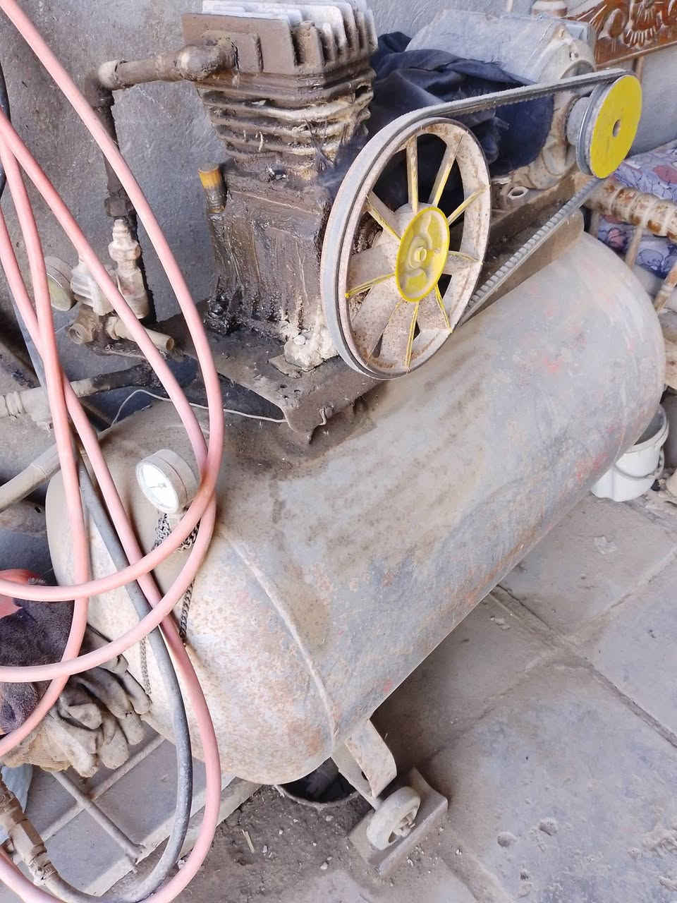 سلام عليكم كمبريسر عدد ثنين للبيع
ثنينهن شغالات ومابيهن شي 

الأول واحد الضاغطة جانت تذب دهن قبل مدة من الزمن 
حالياً من نشغلة ماكو شي مابي خلل ويترس 

والثاني الصرة تسرب هواء يعني مو مشكلة چبيرة
يصيرلها قلوزة 
مكاني النجف الأشرف قضاء المناذرة 
للاستفسار خاص


**إذا كنت صاحب هذا الإعلان وتريد حذفه لأي سبب، رجاءا أرسل رسالة إلى الدعم الفني**