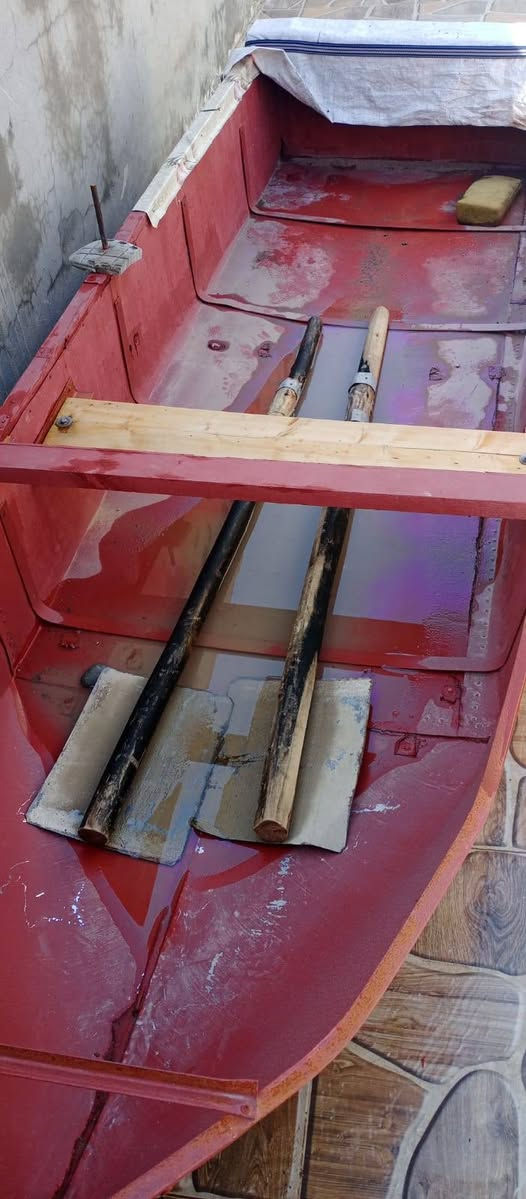 سلام عليكم بلم للبيع طول 3 متار ونص عرض 85 سانتيم ارتفاع 35 سانتيم سعر 160 الف ***********
