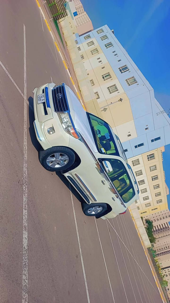 لاندكروز 13 بيهه شبر بين البابين وشويه بل هلا سياره خير من الله 6سلندر برميه اصليه تخم تاير مكان بسمايه السعر 360 وبيهه مجال ***********
