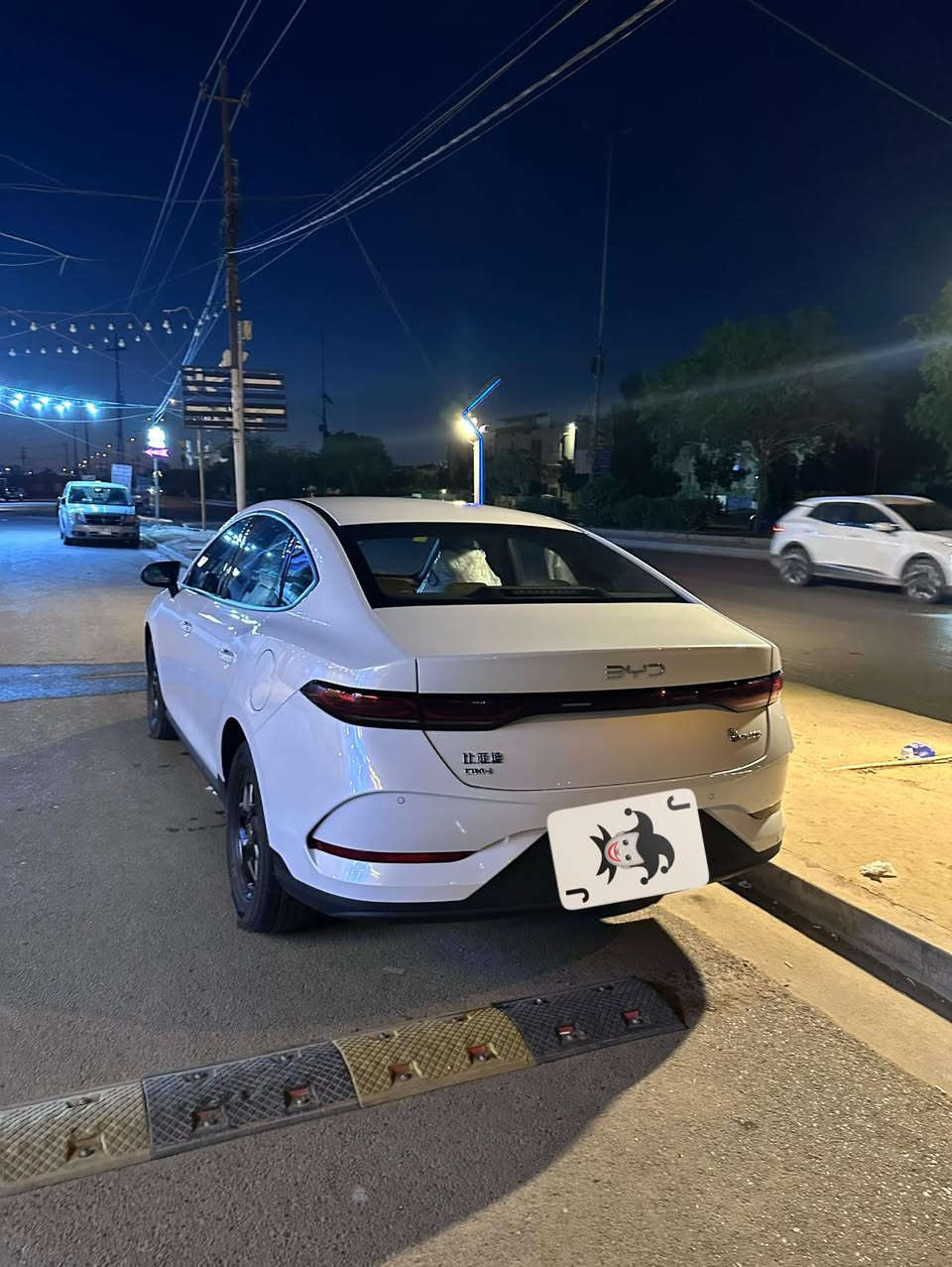 السلام عليكم
Qin plus 2025 
داخل ابيض 
ماشيه عشحن 3500 
وعلى البانزين 3500
مكفوله 
رقم باسمي تحويل وين يعجبك 
*********** 
سعر معقول
