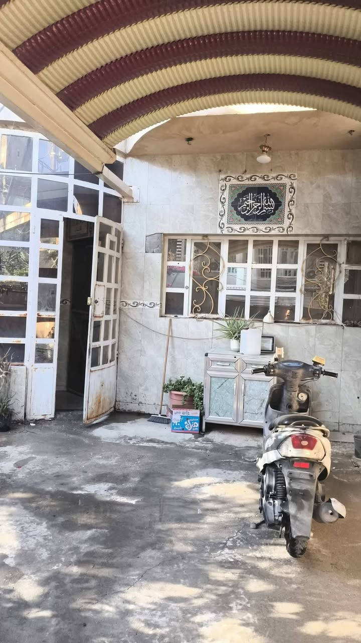 السلام عليكم ،، بيت للبيع مساحة 150م + 50 متر تشجير وكراج.. 
يحتوي الطابق الارضي على غرفتين وهول واستقبال 
والطابق الثاني يحتوي على ثلاث غرف مع الحمامات،، بيت نضيف خير من الله ،، 
الموقع الشعلة / ام نجم / شارع سالم / شارع الماركت ابو حسين قرب ساحة الاحرار 
الاتصال على صاحب الدار ***********
واتساب ***********
