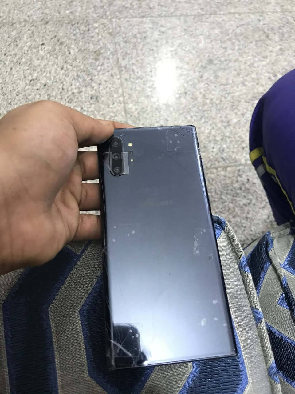 السلام عليكم اخوان جهاز سامسونج كلكسي نوت 10 بلاس  5g  شاشه 120 هيرتز تلفووون يخبل كله شغال صوت اتصال بصمه اصبع مرحبا وجه كلشي كلشي ونضيف وما مفتوح نهائيا اخوان الجهاز فقط وكع مني و وكف المس بس بل قلم يلمس يمكن شريط فالت مال لمس بس اني ماعندي اسوي قيم واخذ مكاني بغداد الزعفرانية ***********
