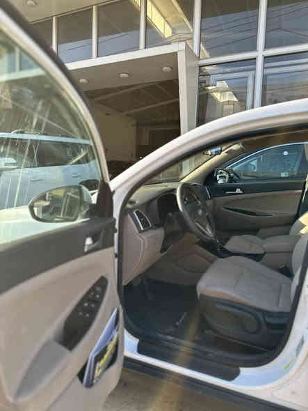 سلام عليكم توسان وارد امريكي موديل 2021 ماشية 11الف سيارة حلوه ونضيفه سونر موجود مضبوط %100 العنوان بغداد السعر190$ الشراي يتصل ***********
