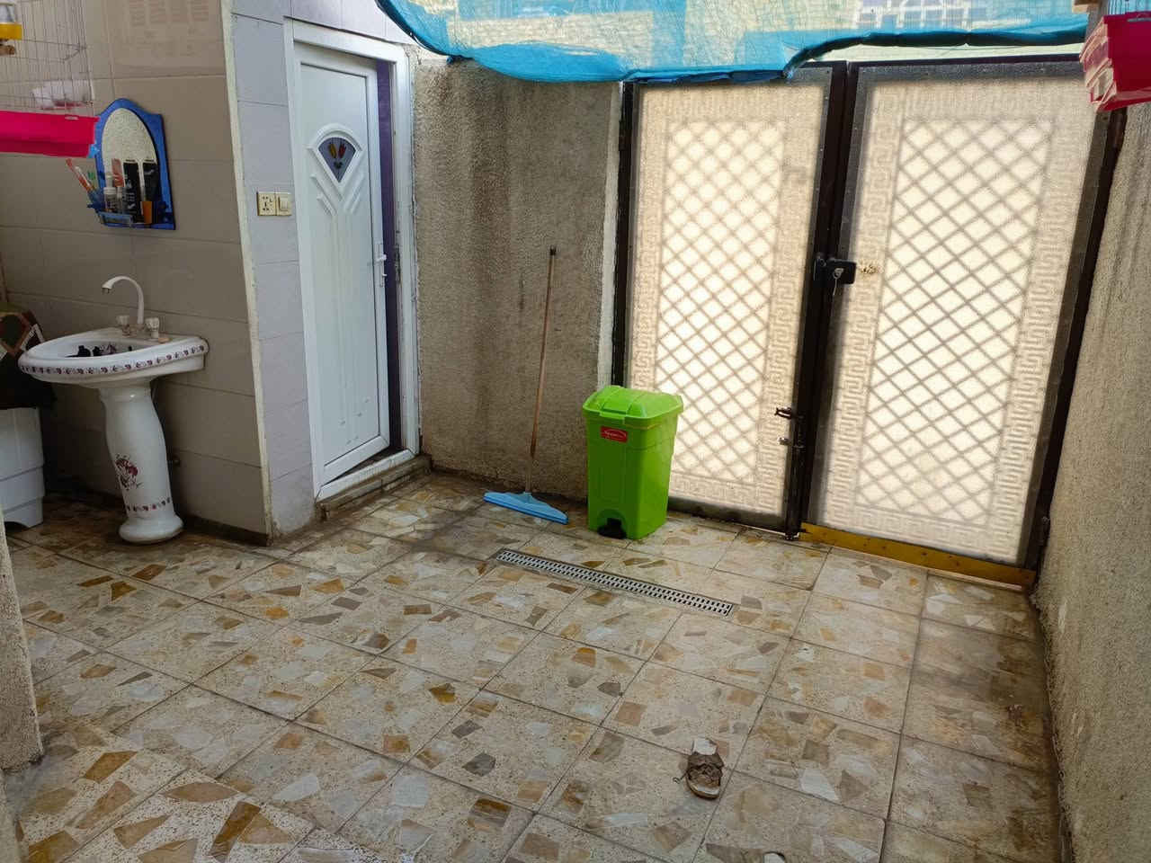 سلام عليكم بيت للبيع الشعب بصناعي مساحه البيت100 م ونزال 20 واجهه البيت 5  وبالبيت طابق واحد بناء حديث السعر 175 طابو ملك صرف وبي مجال بسيط الاستفسار على الرقم***********
