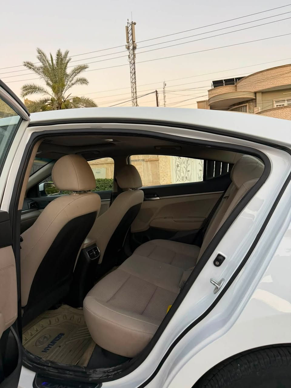 السلام عليكم
للبيع النترا ٢٠٢٠ 
السيارة فول ١/١ 
بصمة 
فتحة
فول السيارة
وارد خليجي مكفولة عدا دعامية امامية بيها ملاحظات بسيطة 
مكينة2000 
ماشية 163
للاستفسار ***********
