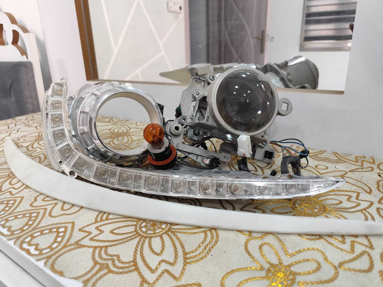 متوفر عندي قاعده لاييت اكسنت 2014.جهة اليسار السكن 
ويه الليد مثل ماموضح بالصوره اللي يفيده قيم وتدلل
***********
