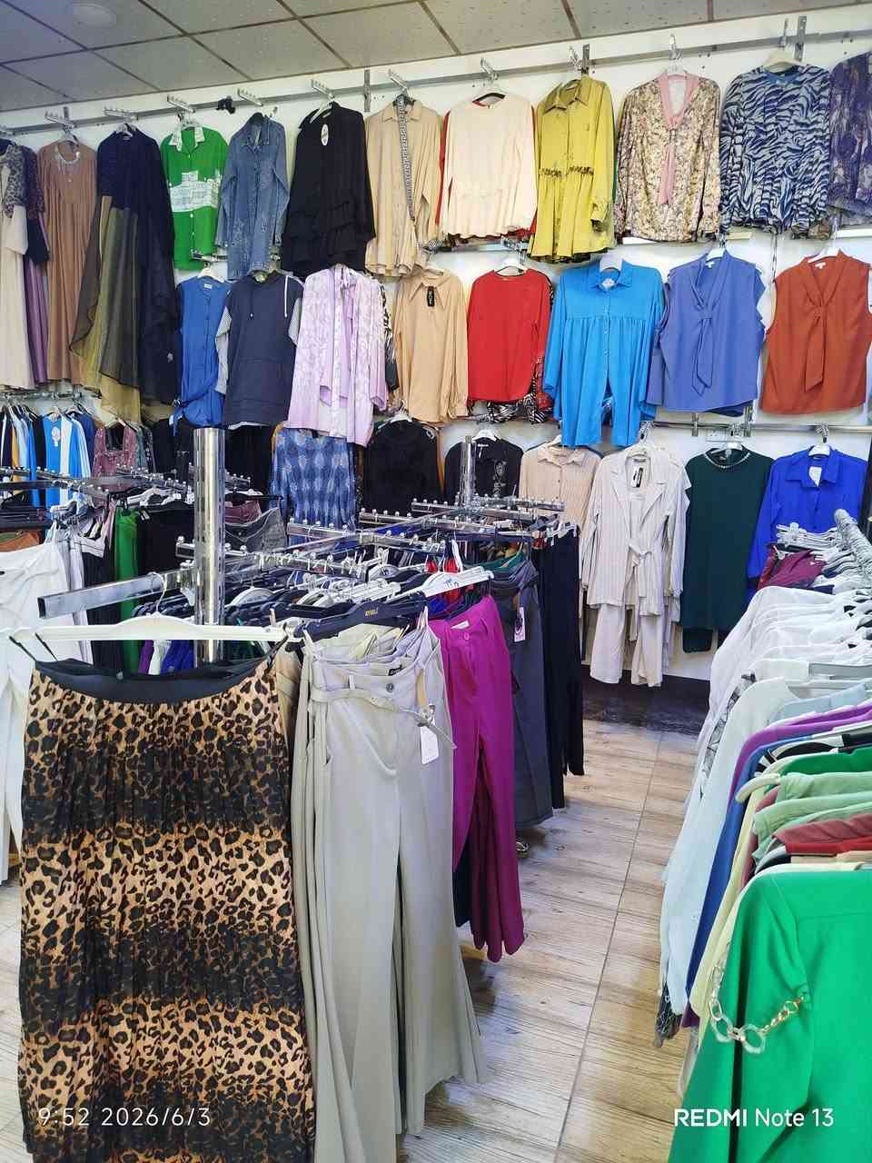 السلام عليكم 
قوط نسائيه ماركة كوين 
بضاعة مجمع كال للبيع تحتوي على 
بناطير كيلوت وبوي قماش وجينز تركي 
قمصان تركي 
فساتين وثياب نسائي وكباري 
سوتات نسائي واطفال 
تنورات مختلفه الموديلات 
بشتات 
ملابس اطفال 
تراكات نسائي واطفال 
دشاديش مصري واصيني وتركي 
ملابس داخليه وسيتات نوم 
جنط نسائيه حجم صغير 
بناطير اطفال ولادي وبناتي
شالات وربطات 
مواد تجميل وعطور ومعطرات


**إذا كنت صاحب هذا الإعلان وتريد حذفه لأي سبب، رجاءا أرسل رسالة إلى الدعم الفني**