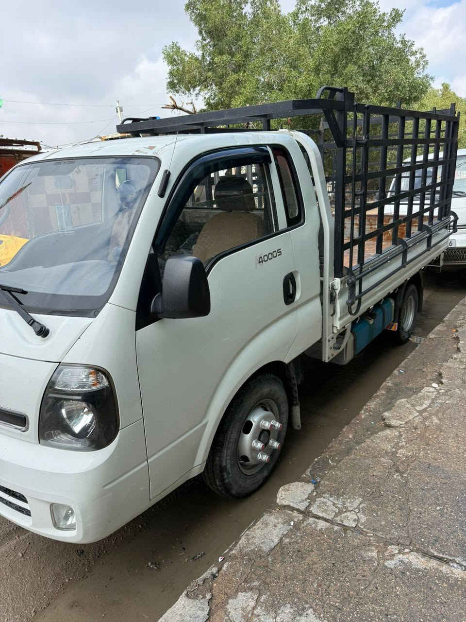 السلام عليكم سياره كيا حمل فحل 
موديل2017
كفاله عامه من صبغ ومن تبديل 
محول تاير 14 وتانكي وتخم تاير جديد 
شاشه كامره
رقم دولي واسط
المكان بغداد
تصال ***********
