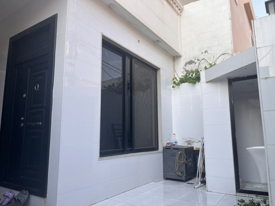🔹السلام عليكم 
🔹🔹🔹 بيت للبيع / ٥ حصاروك / قرب شارع 
ال ١٢٠ م ، موقع ممتاز / شارع قصير 

🔶 سعر مناسب 

🔺المساحة / ١٢٥ 
🔺بناء حديث جدا 
🔺طابق واحد وبيتونة / طابق ثاني جاهز للبناء 
🔺غرفتين وهول واستقبال ومطبخ وصحيات عدد ٢ داخلي وخارجي . 

🟢 *********** واتس + خط .
