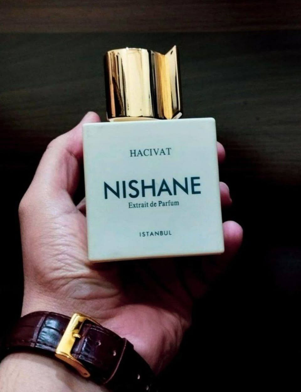 ⚜️NISHANE _ HACIVAT 🇹🇷
عطر نيشاني هاتشيفات من دار ( نيشان ) التركية المميزة اكسترا دي بارفام ⚜️

⚜️اجعل كل لحظة مميزة مع عطر نيشاني الفاخر بأداء جباااار. انغمس في روعة الأناقة والتميز مع رائحة تدوم طويلاً، وتعكس شخصيتك القوية والجذابة 
من أجمل افتتاحيات العطور في عالم
إفتتاحية العطر العسل, الزعفران, ثمار التين, البنفسج و المريمية; قلب العطر الورد, أوسمانثوس , جوزه الطيب, الياسمين و إبره الراعي; قاعدة العطر تتكون من العود, الويسكي, الفانيليا, الجلود, العنبر, بلسم غرجان, القرفة و خشب الأرز.

⚜️ مميزات العطر:
⚜️- تركيبة راقية: مزيج متناغم من النوتات العطرية الفاخرة التي تضيف عمقًا وتميزًا لرائحتك.
⚜️- ثبات لا يُضاهى: يبقى معك طوال اليوم ليمنحك شعورًا دائمًا بالثقة والجاذبية.
⚜️- تصميم فاخر: زجاجة أنيقة تعكس الفخامة والرقي، مثالية لتزيين مجموعة عطورك.
⚜️-مناسب للجنسين نساء ورجال 
تميز بأناقتك وأسلوبك الخاص مع عطر نيشاني. جاذبية لا تقاوم وثقة لا تهتز!
#الاصلي المنشأ تركيا 🇹🇷
🚘يوجد خدمة توصيل لجميع محافظات العراق ٤ الاف🚘


**إذا كنت صاحب هذا الإعلان وتريد حذفه لأي سبب، رجاءا أرسل رسالة إلى الدعم الفني**