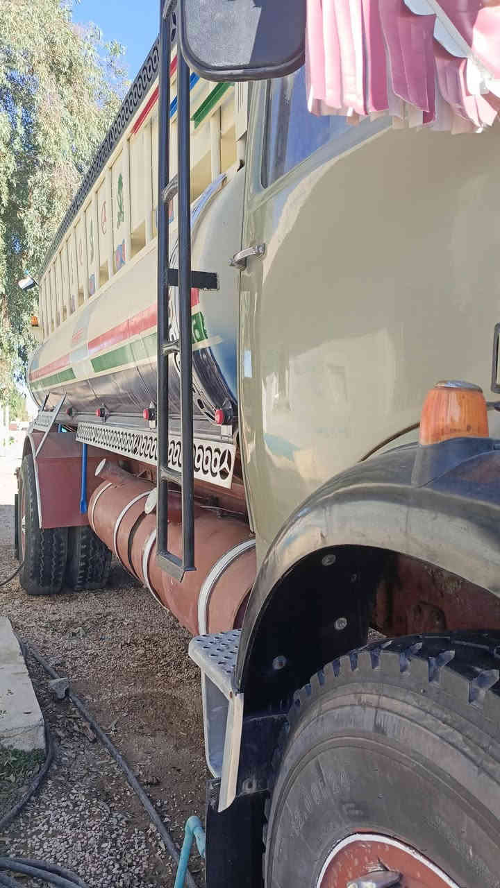 سلام عليكم للبيع اقجم 80بلدي طويله عوضع الشركه شاصي خام محرك خام اكسل شركه سبرنكات شركه قماره بلاديه مكان السياره معرض الاحلام لاستفسار ***********
