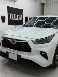 للبيع . تويوتا هايلندر ٢٠٢٣  فئة XLE  لونهة ابيض  المحرك ٢٤٠٠ توربو   ...