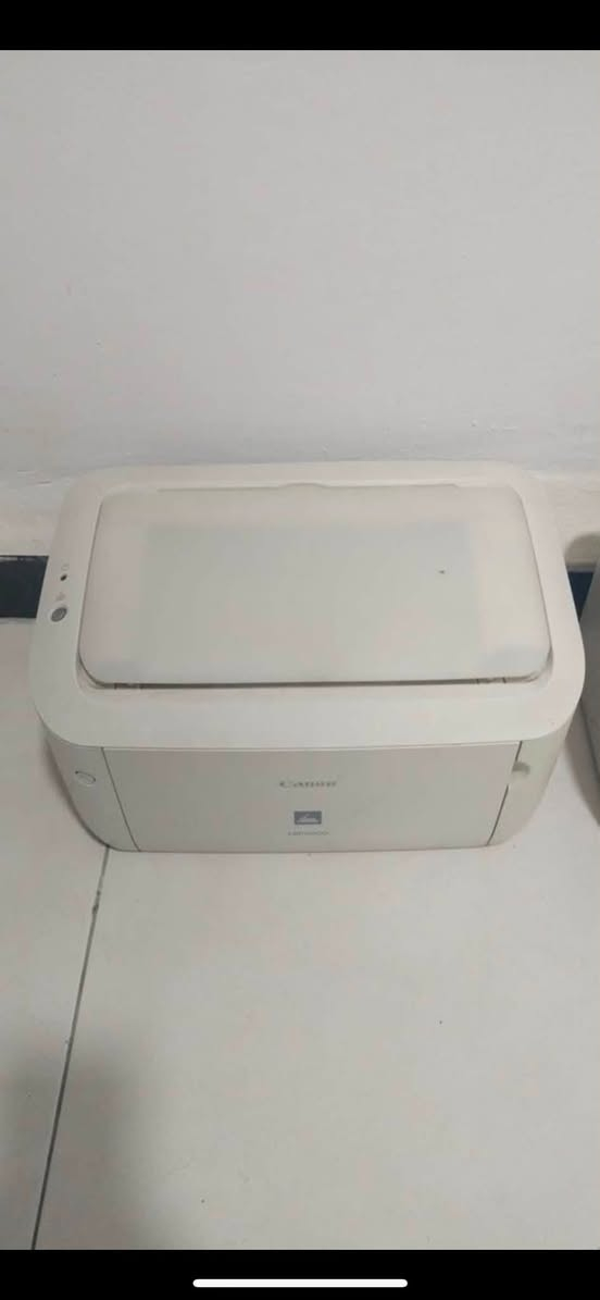 طابعة كانون ليزر Canon LBP6020 (بحالة الزيرو تماماً) 🖨️✨
للبيع طابعة ليزر أسود وأبيض Canon i-SENSYS LBP6020 بحالة ممتازة جداً (أخت الجديدة):
 الاستخدام: مطبوع بها أقل من 200 ورقة فقط!
 الحبر: الخرطوشة (التونر) الأصلية الخاصة بالشركة وما زالت ملحقة بها ولم تُستبدل أو تُعد تعبئتها.
 الملحقات: تشمل مزود الطاقة الأصلي وكابل البيانات (USB) الأصلي المرفقين معها من الوكالة.
 المميزات: طابعة سريعة، اقتصادية جداً في الحبر، وحجمها مدمج مناسب للمنازل أو المكاتب.
💰 السعر: 100,000 دينار عراقي (سعر قفل وغير قابل للتفاوض نظراً لحالة الطابعة ووجود ملحقاتها الأصلية).
📍 المكان: (بغداد الدولعي )
📞 للتواصل:( ***********)
