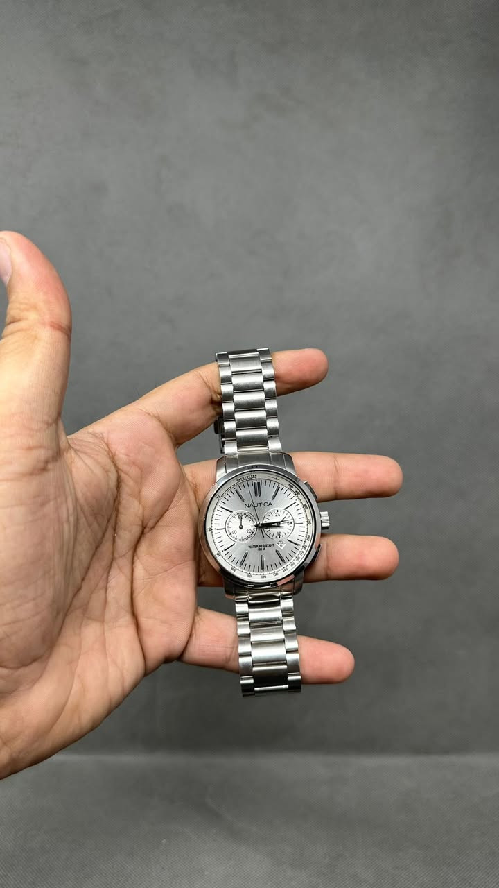 ساعة رجالي  كرونوغراف كلاسيكية من ماركة Nautica
رقم الموديل : A22601G

* الهيكل والسوار: مصنعان بالكامل من الفولاذ المقاوم للصدأ (Stainless Steel) عالي الجودة.
* المينا (الوجه): يأتي بلون فضي/رمادي فاتح مع تأثير شعاع الشمس (Sunray Dial) العاكس للضوء.
* الحركة: تعمل بنظام الكوارتز الياباني الدقيق والموثوق.
* الوظائف:
* كرونوغراف (عدادات فرعية لقياس الوقت المنقضي).
* مقياس السرعة (Tachymeter) على الحافة الداخلية للمينا.
* نافذة لعرض التاريخ تقع عند مؤشر الساعة الرابعة والنصف.
* مقاومة الماء: تصل إلى 100 متر (10 ATM)، مما يجعلها مناسبة للسباحة السطحية والغوص الخفيف.

_____________________________________________
للطلب والاستفسار مراسلة الصفحة ✅


**إذا كنت صاحب هذا الإعلان وتريد حذفه لأي سبب، رجاءا أرسل رسالة إلى الدعم الفني**