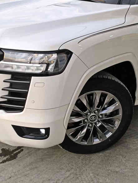 للبيع لاندكروزر  2024
رقم بغداد دولي ⭐ (( مميز  )) ⭐
​نوع المحرك: V6 توين تيربو (Twin-Turbo)
​السعة: 3.5 لتر (3.5T)
​القوة الحصانية: 409 حصان (hp)
​عزم الدوران: 650 نيوتن متر (Nm)
​ناقل الحركة أوتوماتيكي 10 سرعات.
​نظام الدفع: دفع رباعي (4WD).
---------------------------------
 * المواصفات الداخلية * 🥇🏅
• كشنات جلد فاخر 
• فتحة سقف 
•​ مقعد السائق والراكب الأمامي قابلان للتعديل كهربائياً، مع خاصية الذاكرة لوضعية مقعد السائق 
•​ تبريد وتدفئة كشنات 
💻 الترفيه والتكنولوجيا
•​ شاشة المعلومات والترفيه: شاشة لمس كبيرة الحجم، بقياس 12.3 ​تدعم أنظمة Apple CarPlay و Android Auto.
​شاشة السائق (العدادات): شاشة معلومات متعددة (Multi-Information Display) بقياس 7 إنش تتوسط العدادات (Optitron Meter).
•​ شاشات الترفيه الخلفية لمقاعد الصف الثاني ( 11 إنش ).
•​ نظام صوتي:  JBL 
•​ شاحن لاسلكي: توفر شاحن لاسلكي للهواتف الذكية.
• ثلاجة
• تطعيمات خشبية فاخرة (مثل خشب الجوز - Walnut) في لوحة القيادة والأبواب.)
---------------------------------
كفالة عامة
عداد المسافة - 28 الف km
السياره تحت الضمان
السعر 💸💸 (( 770 )) 💲💲
للاستفسار رقم صاحب السياره 

☎️ - ***********

☎️ - ***********
