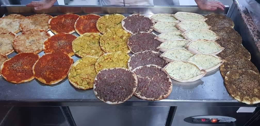السلام عليكم يوجد شيف معجنات مناقيش وفطائر والحم بعجين  على أصولها .  بيتزا أيطالية وأميركية وخبز منفوخ بالاضافة  لتحضير شاورما على اصولها درجة اولى متمكن  من عمله خبرة 30 سنه مع شهادة من المهن المحترفين  مدرب ومختص  بالتعليم العالي حيث نحو التطور هذا البوست لأصحاب العمل  يلي حابب يفتح مشروع جاهزين  ويلي حابب يتعلمها شباب او بنات يوجد تعليم والتكلفة  محسومة  طبعن من ألف للياء  طبعن فترة الدورة شهر فقط . طبعن ضمن بغداد وللمحافظات  يوجد عندي كوادر من الجميع  الأقسام شباب وبنات  الرجاء   للتواصل عبرا الاتصال فقط  ***********
