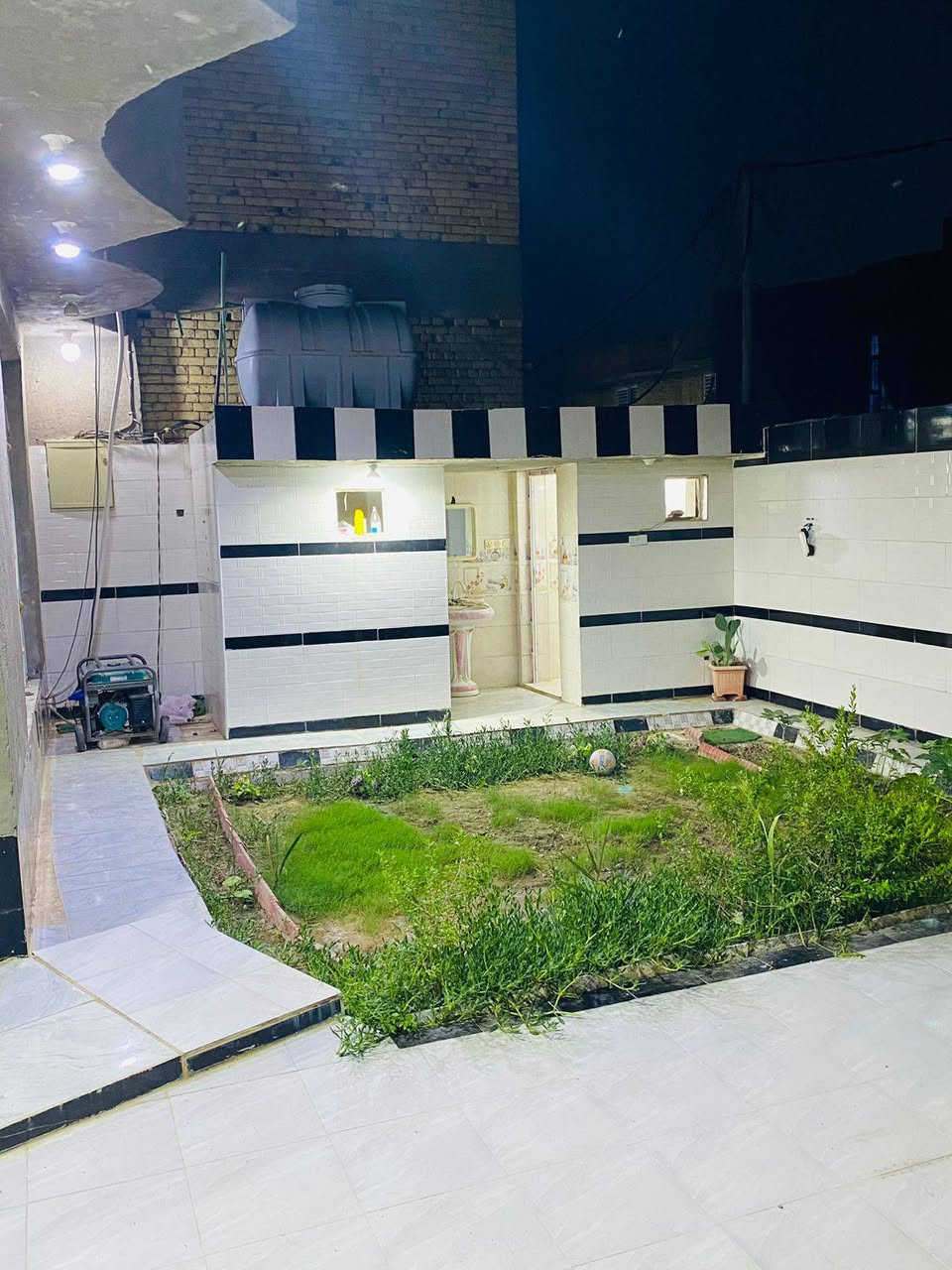 بيت ٣٠٠متر ركن طابق واحد الكوت الجديدة شارع بيت حايف قريب شارع العام 
غرفتين ٤×٥
صالتين صاله بيه صحيات ودرج وصاله مفتوحه عل مطبخ
استقبال ٧ونص × ٥ مع كليدور 
مطبخ ٤× ٧ 
ممر من الجانب متر 1 ومن الخلف مترين2 
***********للستفسار 

طرمه +كراج + صحيات داخلية وخارجية
