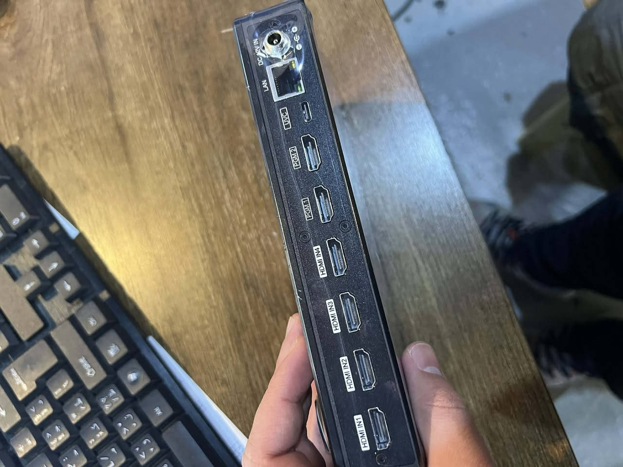 اخوان عندي هذا المكسر للبيع جديد غير مستعمل بعدو بالجيس
السعر راسلني عالخاص وتدلل
CineTreak CineLive CL-C1
يقدم الجهاز الميزات والوظائف الرئيسية التالية:
مدخلات ومخرجات الفيديو: يحتوي المحول على أربعة مداخل HDMI، ومنفذ LAN واحد، ومخرج USB-C UVC واحد، ومخرجي برنامج HDMI. 
البث المباشر والتسجيل: يدعم الجهاز البث المباشر المتزامن إلى منصات متعددة مثل YouTube و TikTok و Facebook باستخدام بروتوكول RTMP. كما يمكنه تسجيل الفيديو على محرك أقراص خارجي عبر منفذ USB-A. 
التحكم والكاميرات: يمكن التحكم في ما يصل إلى 4 كاميرات PTZ (تحريك وإمالة وتكبير) عبر بروتوكول VISCA. 
المؤثرات والانتقالات: يتضمن الجهاز مجموعة متنوعة من المؤثرات والانتقالات المدمجة (32 تأثير انتقال). كما يدعم وظائف مفتاح Chroma Key (مفتاح الكروما) و Luma Key (مفتاح اللوما) لاستخدام الشاشات الخضراء. 
واجهة المستخدم: يتميز بواجهة مستخدم سهلة الاستخدام مع أزرار فعلية، وشريط T للانتقالات اليدوية، وزر القائمة مع مقبض تحكم. يمكن الوصول إلى واجهة ويب للتحكم عن بعد عبر الشبكة. 
الميزات الإضافية: يتيح الجهاز إضافة وإزالة الشعارات بصيغة PNG، وإنشاء مشاهد مخصصة، ووظيفة صورة داخل صورة (PiP).


**إذا كنت صاحب هذا الإعلان وتريد حذفه لأي سبب، رجاءا أرسل رسالة إلى الدعم الفني**