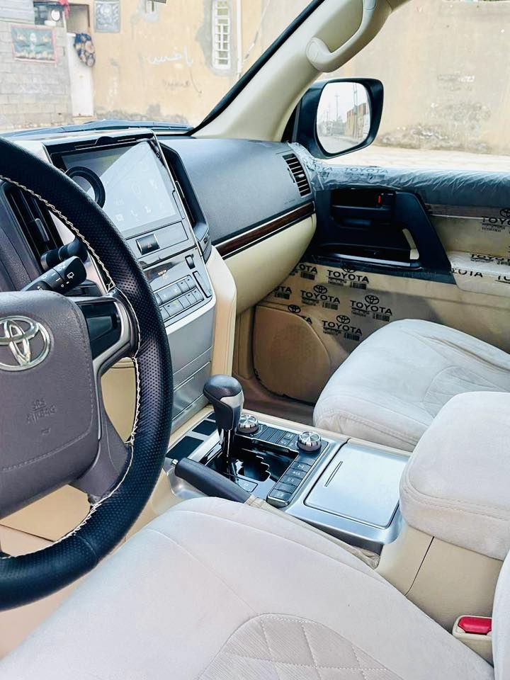سلام عليكم تويوتا لاندكروزر 2017   8 سلندر 4600 رقم اربيل فول مواصفات وايت اديشن ماشي 128 الف حقيقي كفاله عامه مواصفات شاشة الكبيره بلادي 
اربع كامرات حساسات امامي وخلفي دبل ماوس دفع رباعي كشنات كهربائي السائق والراكب فتحت سقف السياره جديده بمعنى الكلمه العنوان ميسان 
سعرها (515) وبيها مجال ***********
