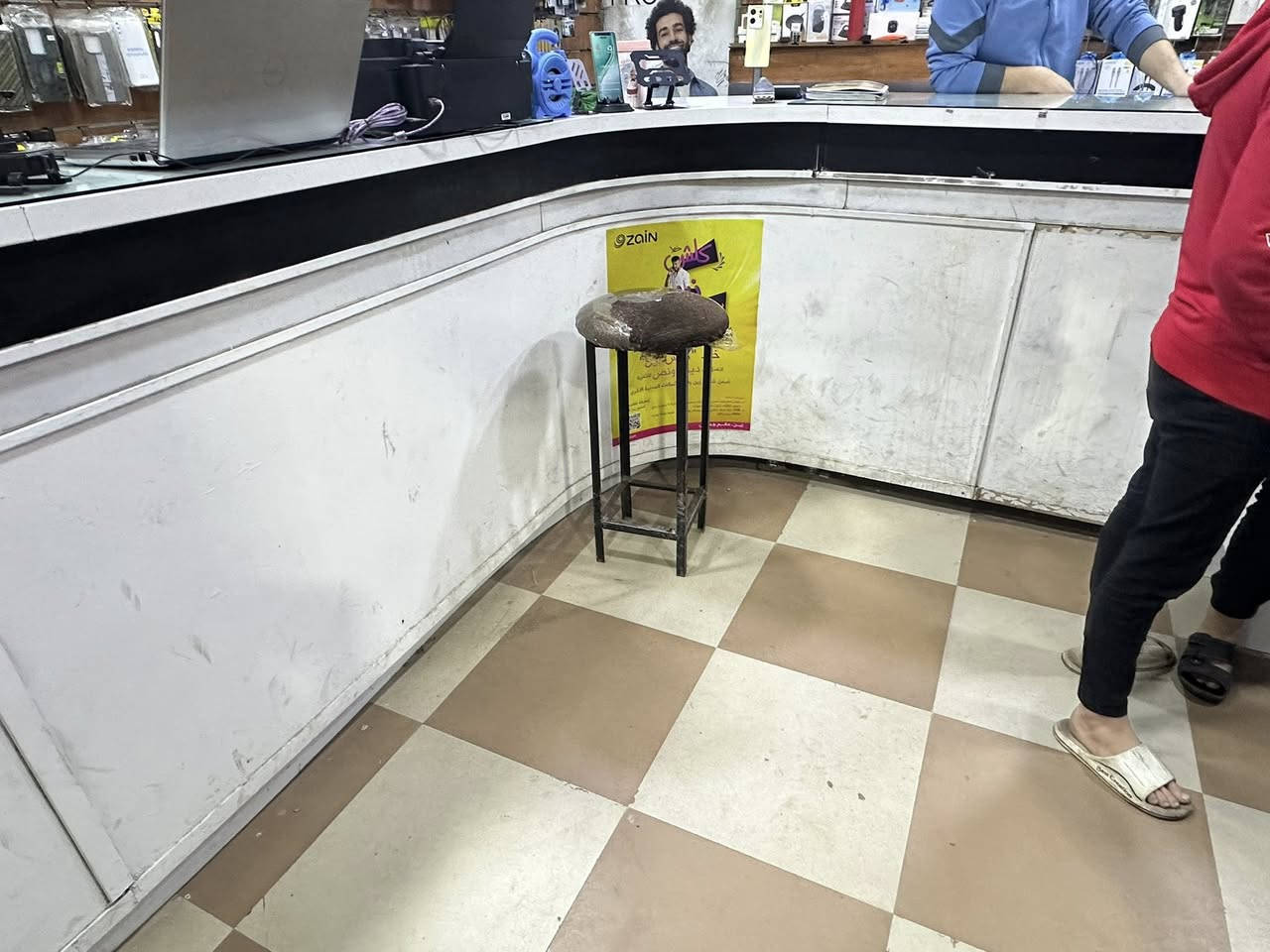 للبيع ميز محل مكون من قطعتين مع عارضه  مكونه من قطعتين موصل الدواسه ***********
