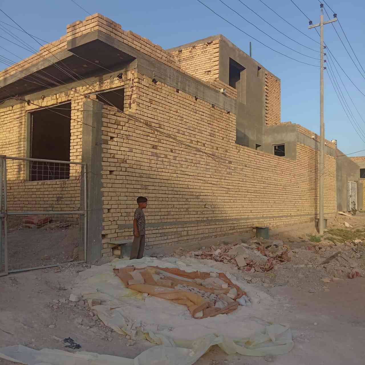 بيت مساحته 260متر زراعي بحي الصحفين 
ركن الخدمات ماء ومجاري وكهرباء 
بيت مال عائله كبيره 
يحتوي على غرفتين وكل غرفه تحتوي سويت 
صاله كبيره 
مطبخ حار وبارد 
وباقي التفاصيل عند الاتصال 
***********
