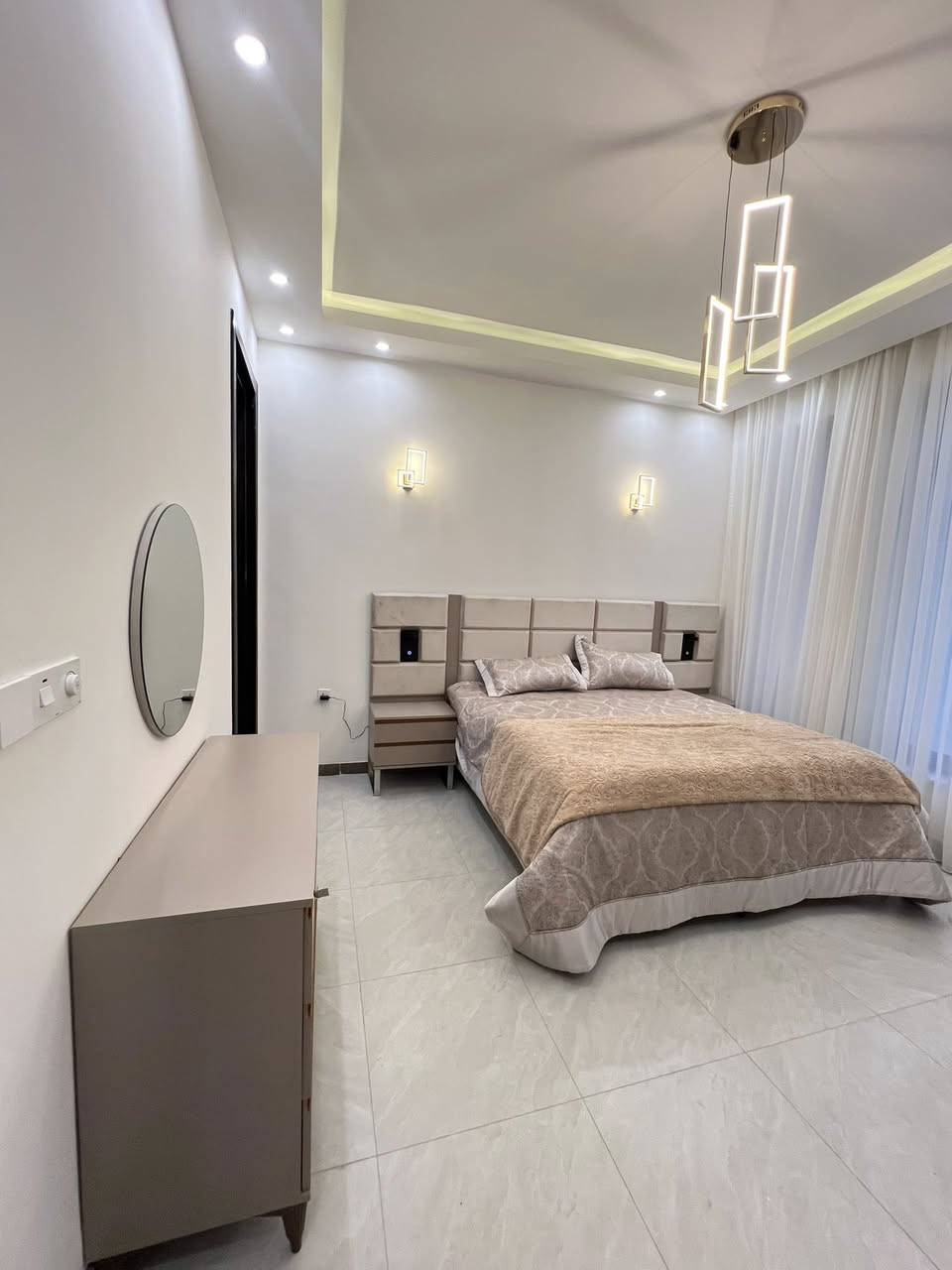 البيت النموذج في المربع الذهبي
تستلمة🔑 عالمفتاح ضمن رفاهية  معيشية الك ولعائلتك 
حيث تبدأ الحياة التي تستحقها بمساحة ٢٥٠ متر 
مجمع سكني متكامل صُمم ليمنحك الراحة، الأمان، وجودة الحياة.
وحدات عصرية بتصاميم حديثة، مساحات مدروسة، وخدمات متكاملة تلبي احتياجاتك اليومية.
موقع استراتيجي قريب من كل ما يهمك، وبيئة هادئة تجمع بين الخصوصية والحياة العصرية. خدمات من ✨ 
مول تجاري متنوع   
🎓 مدارس انترناشينول  
� مركز صحي/   
🌳 مساحات خضراء وحدائق للعائلة
💧 خدمات صيانة وتنظيف عالية المستوى
🛡️ خدمات أمن واستقبال
🔑 3 بوابات رئيسية – مدخل سكني معزول ومدخل للضيوف
أمن متكامل وكاميرات مراقبة لحياة آمنة ومطمئنة على مدار الساعة• 
امتلك وحدتك الآن بالدفع كاش أو بنظام أقساط مريح
موقع  المربع الذهبي بعد تقاطع العامريه  
ب٥  دقائق  مقابل مجمع البدور 
اختر سكنك اليوم… واستثمر في راحة المستقبل
للاستفسار  الاتصال ***********
