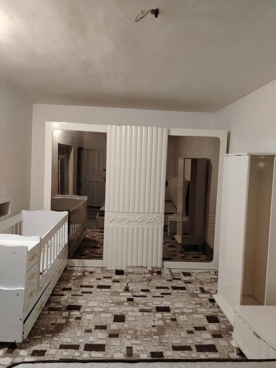 غرفة نوم  ٦ قطع  لون تبني  كلش حلو بس سكة  الجرارات مكسورة اني ابدلها  شي راقي نظافة ٩٠٪ 
سعر ٢٧٥ الف 
مكان اربيل بنصلاوة
***********
***********
