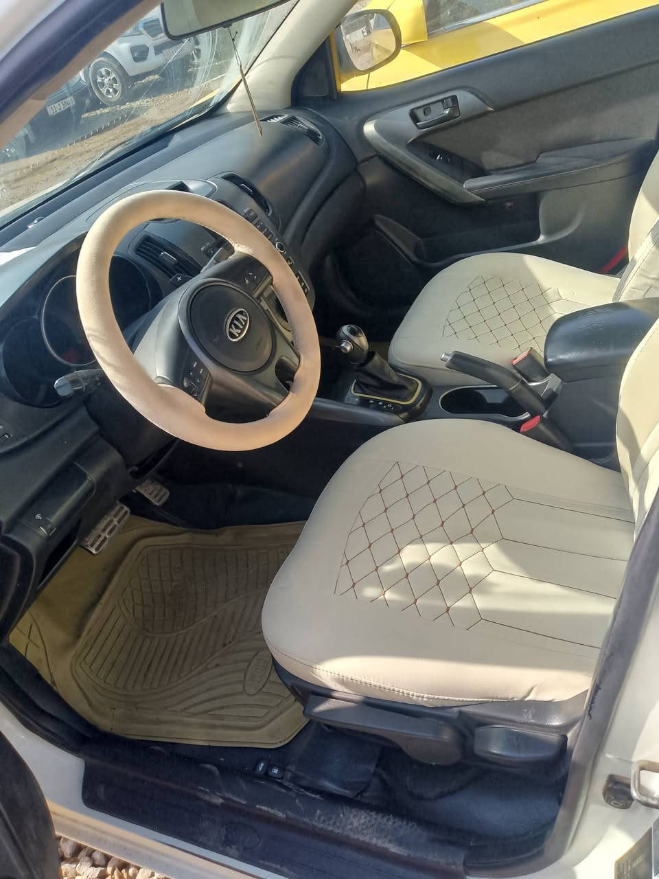 سيراتو موديل 2012 سوراره بيه سعره 95 وبيه مجال قليل هاذه رقمي ***********
