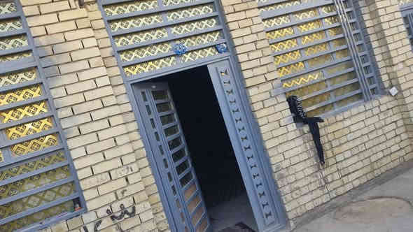 بيت سند٢٥ مساحه ٢٣٠ بناء طابوك نهروان رتفاع٣ونص واجهيا ١٢ونص  رتفاع عنشارع ١متر صب كونكريت صقف ارضيه بناء جنايه صاله ١٠×٤ ستقبال ٤×٨ غرف ٣ ٤×٥ حمامات داخليه خارجيه مكشوفه خلفيه الموقع كوفه شارع لمعمل قريب على شارع لعام يبعد عن لشارع٥٠متره سعره٩٣وبي مجال الاتصال عرقم وستفسار اكثر ‏‪***********‬‏ ومتواجد خاص
