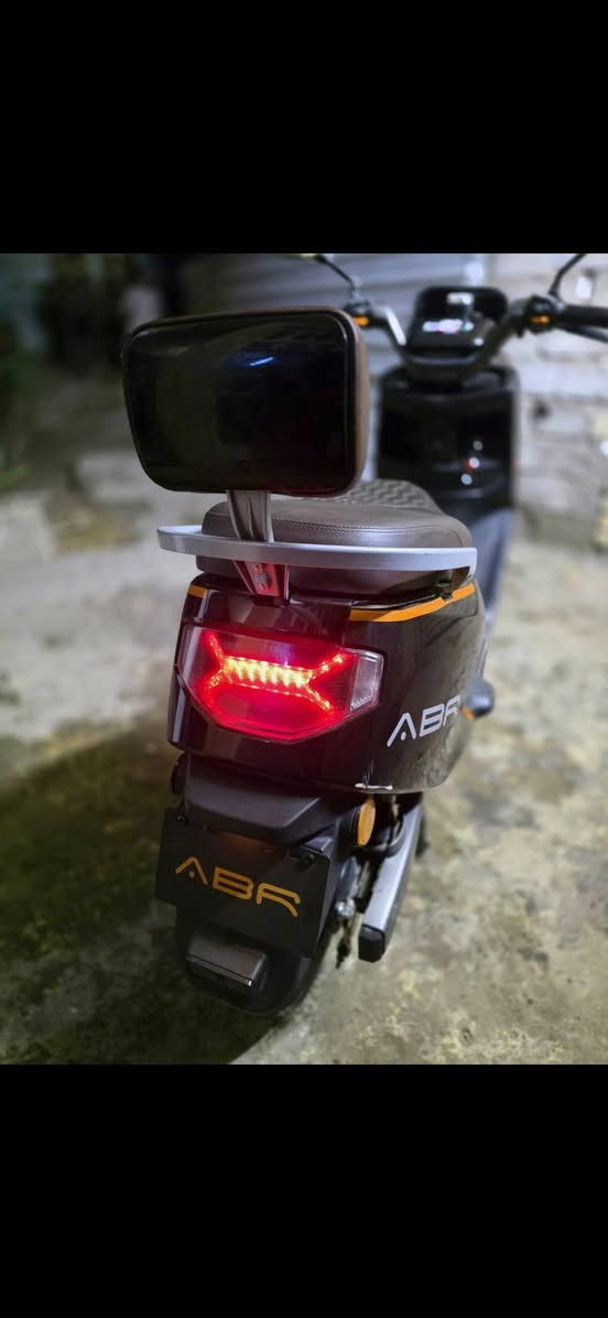 سلام عليكم  أقره كلشي قبل لا تتصل أترجاك دراجه شحن للبيع أو مراوس بجهاز أيفون 13 وما فوق
عدد ألبطاريات 6بحاله جيدا جدا مستعمله شي قليل بيها كم شخط بصيط السعر 925وبيها مجال مكاني بغداد قرب جسر المثنى هـ***********
