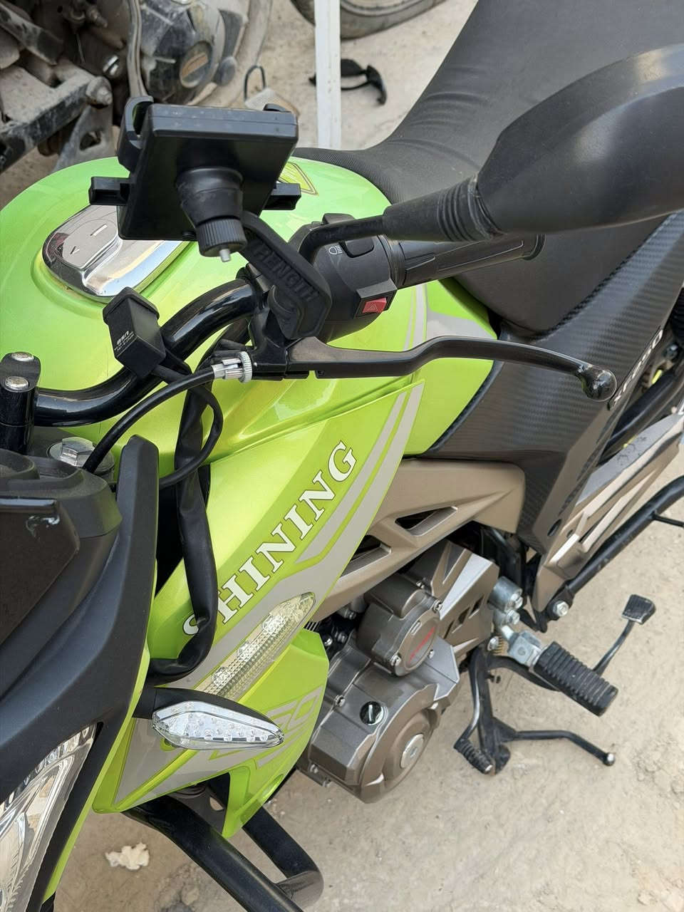 السلام عليكم دراجه شايننك للبيع موديل ٢٠٢٣ المحرك ممفتوح اي شي بيها ممفتوح ماشية ٩ الاف قليل ما مشتغل بيها دلفر فقط اروح واجي للشغل مكاني زيونة  ‭٠٧٧٣ ٠٠٢ ٧٧٠٢‬  السعر مليونين اذا شراي اتصل وشكرا
