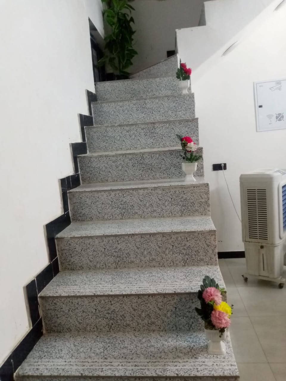 سلام عليكم مشتمل لبيع مساحته 100متر تفاصيل عل لأرقام ***********
