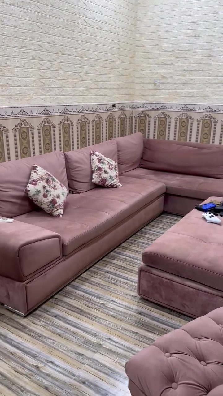 السلام عليكم
هذا الكورنر للبيع
الكوالتي جداً جداً عالي

الكورنر يصير قطعتين كبار    ووياه كرسي و مخدات  ٣ 
وطبلة او هي تعتبر قطعه ثالثه تكدرون تدمجونها ويه الكورنر بالطول او تخلونها بصف القطعه الطويله ويصير سرير
او تخلونها بالنص ك طبلة

بس اني وزوجي بالبيت واغلب وقتنا بالدوام ف باقي بعده جديد
راح ننظفه ويا شركة توصيل قبل الاستلام حتى نضمن يبقى نضيف
بي بقع بسيطه حتى ممبينه بالتصوير بس للامانه اذكرلكم و  كلها تروح اثناء التنظيف ويه الشركه حتى اللي يحجزه ينتظرني بس انظفه  
طبعاً القماش مخمل صورتلكم فيديو شلون القماش صاير
طبعاً مايتعب ابد مجرد ينمسح بوصله خفيفه وداستي ينظف بس اني مرات اتعاجز و كلت فد مره ويه الشركه حتى يجيكم نظيف

سعر الشراء  مليونين و٣٥٠ 
صراحه يسوى لانو كلش متين كلش وثكيل
ومسعرينه بالدولار واخذته وقت الدولار ١٥٠ هيج شي 
سعر البيع مليون و٢٥٠

اني كلش كلش كلش احبه ومعتزه بي بس اريد اخذ لون ابيض لغرض التصوير واريد شي انعم لانو المكان عندي صغير 

ملاحظة: ميز التلفزيون الرصاصي كذلك معروض للبيع


**إذا كنت صاحب هذا الإعلان وتريد حذفه لأي سبب، رجاءا أرسل رسالة إلى الدعم الفني**