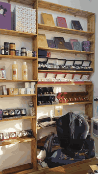 من رخصة الادمن  رفوف خشب عمل للبيع فقط الرفوف  للاستفسار الاتصال على ا...