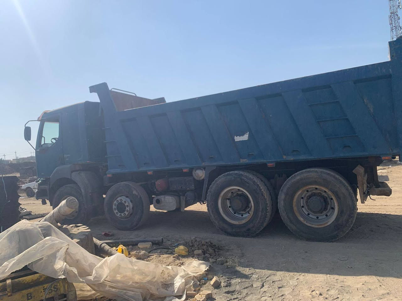 اسلام عليكم رينو قلاب للبيع بم ونوزل ٤٠٠ بلادي رقم قادسيه مجموعه جي اف موديل ٢٠٠٣ اصل ومعلايه ٢٠١٣ مكانها واسط $٣٣٠ وبيها مجال  ***********
