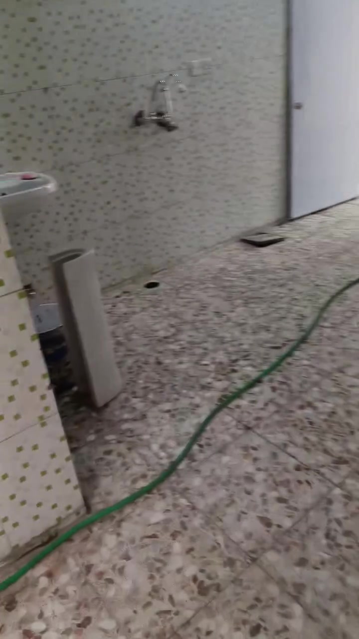 بيت ٥٠ متر واقع حال ٦٠ طابو صرف واجه ٣.٣٣ ونزال ١٥ بناء قديم مسلح ومرمم مناسبه لعائله صغير
يحتوي الارضي على استقبال كبير وغرفه مسويها حمام داخلي ومطبخ والطابق الثاني غرفه نوم درجها بطرمه وايضا وسطح خلفي يرهم بناء غرفه اخرى
السعر المطلوب ٤٥ مليون وقطع مساحه ال٥٠ متر 
للاستفسار واتساب ***********
مكانه دور الشرطه قرب صوره الامام علي
