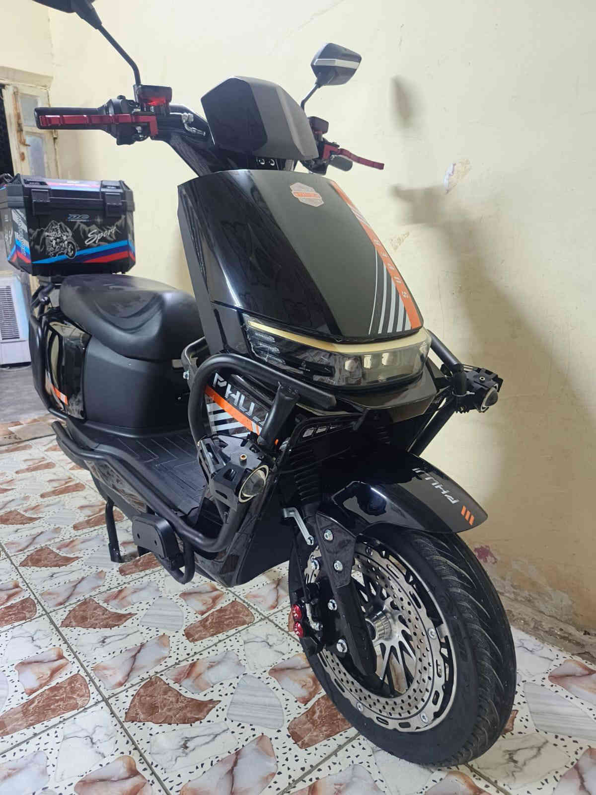 السلام عليكم للبيع دراجه شحن سكنس فضائي الدراجه جديده شخط واحد مابيها تعل وفحص مكفوله كفاله عامه صار اقل الشهر من مشتريها تجي فول مواصفات وصل المعرض موجود
تجي شاشه اعطال تكشف عطل الدراجه
بريك امامي خلفي دس هايدروليك
حساس امامي خلفي
سستم صوت فلاش +رام + بلوتوث+ راديو 
لايت عالي ناصي زنون
بك لايت لد LED
دبل اشارع ليزي
نضام Rالرجوع الى الخلف
شاحنه موبايل
ملف 2500
شاحنه كبيره رقميه تدعم الشحن السيع ولطفاء عند امتلاء البطاريه
سرعه الدراجه 110 حقيقي 100
تجي 6 بطاريات مصطره الحجم الكبير 40 انبير
تايرات امامي خلفي جبيلي الحجم الكبير 
ويل كب
درع 380 درجه لحمايه الدراجه + طلاعات جانبيه
مساحه تخوين واسعه
تجي بصمتين علمن الدراجه بصمه مو سويج 
الشراي يتفضل خاص او التصال عله الرقم *********** متوفر واتساب مكان الدراجه ساحت عدن السعر 950 او بي مجال
