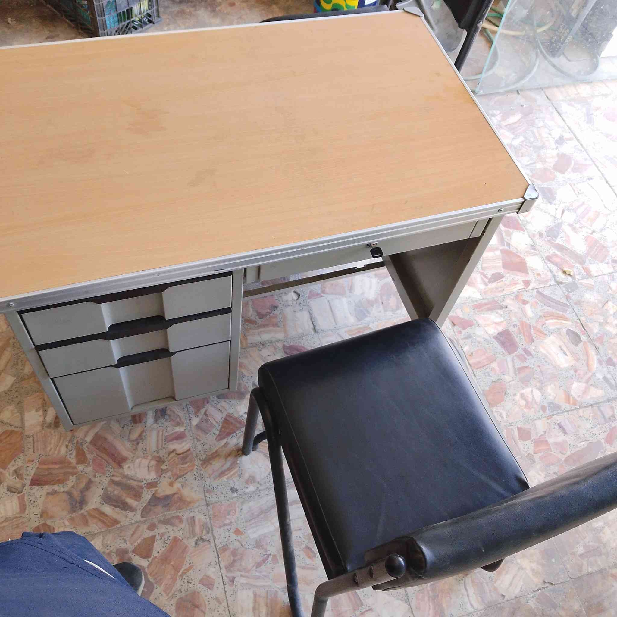 السلام عليكم ميز مكتبي مع كرسيين جلد لنظافه 90% للاستفسار ***********
