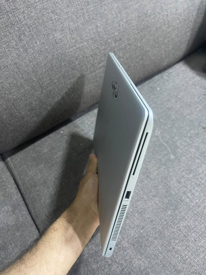 لابتوب HP EliteBook الجيل الثامن السعر ٢٧٠
***********

الشاشة: قياس 14 بوصة، وتتوفر بدقة FHD (1920 × 1080):
البطارية: بطارية ليثيوم أيون تدعم الشحن السريع.
* هيكل معدني قوي وخفيف.
* صوت Bang & Olufsen.
* مناسب للدراسة، والأعمال المكتبية، والبرمجة، والاستخدام اليومي.

من فئة EliteBook وهي من أفضل فئات HP المخصصة للأعمال، وما زال يقدم أداءً ممتازًا في الاستخدام اليومي

* الموديل: HP EliteBook 840 G5
* المعالج: Intel Core i5-8350U (الجيل الثامن)
* الذاكرة: 8 GB DDR4
* التخزين: SSD 256 GB
* كرت الشاشة: Intel UHD Graphics 620
* نظام التشغيل: Windows 11 Pro (64-bit)
المنافذ الموجودة:
*  منفذا USB 3.1 Type-A
*  منفذ USB Type-C (Thunderbolt)
*  منفذ HDMI
*  منفذ RJ-45 (Ethernet) للإنترنت السلكي
*  منفذ السماعة والميكروفون 3.5 مم
*  قارئ بطاقة ذكية (Smart Card Reader) كما يظهر في الصورة
*  منفذ Docking Connector أسفل الجهاز (لتوصيل قاعدة الإرساء)
*  قارئ بطاقات microSD
