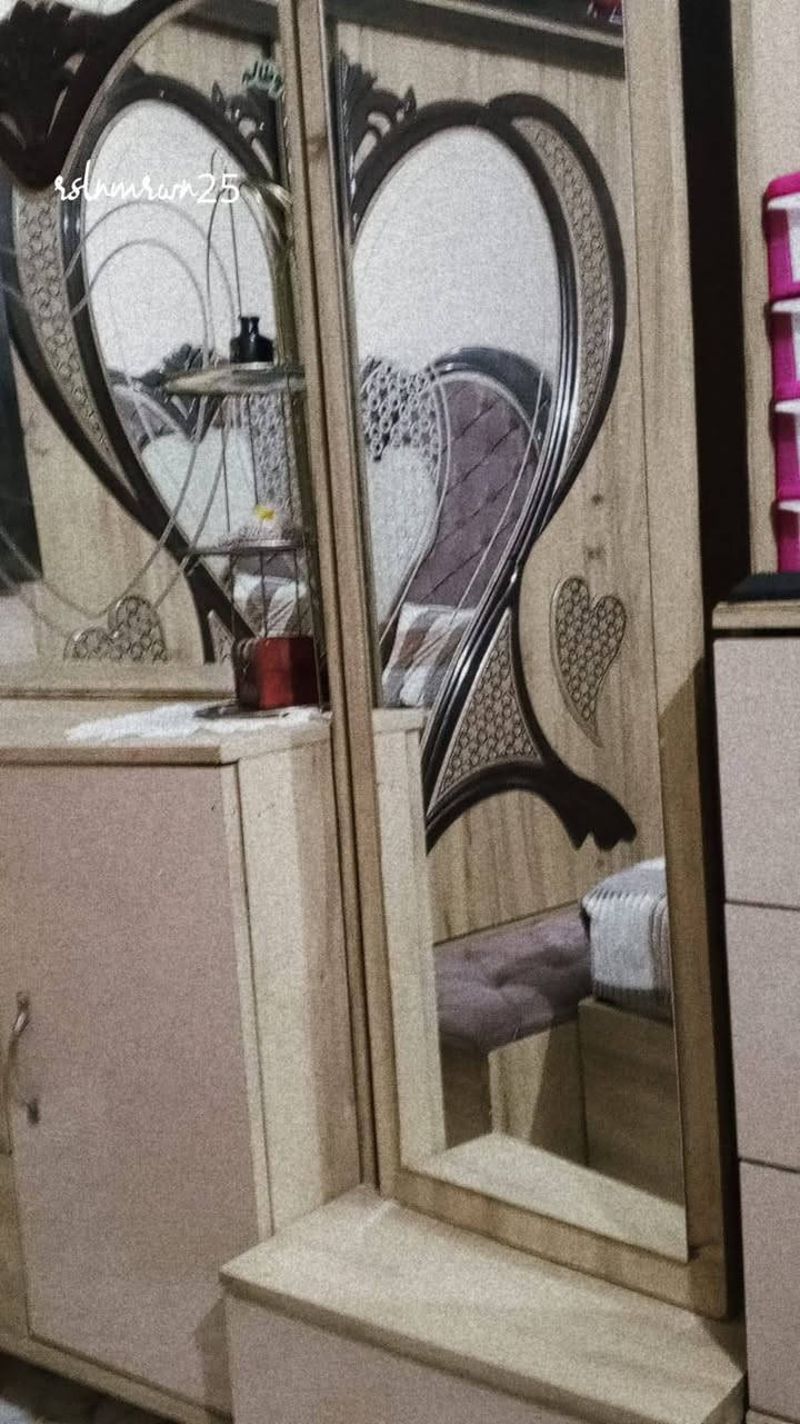 سلام عليكم غرفه تركيه تحتوي علا كنتور 6 بيبان نضيف
زائد جربايه وتاجهه وميز مرايه وزاويه وجرارات اربعه وازلونه طابوريه  مجرد بعض الجرارات والميوزه مابيهن يدات فقط والباقي نضيف تجي وشوف بيعنك مكان كربلاء عارضهه 600 الأستفسار 
عله هاذا رقم بي وتساب ***********
