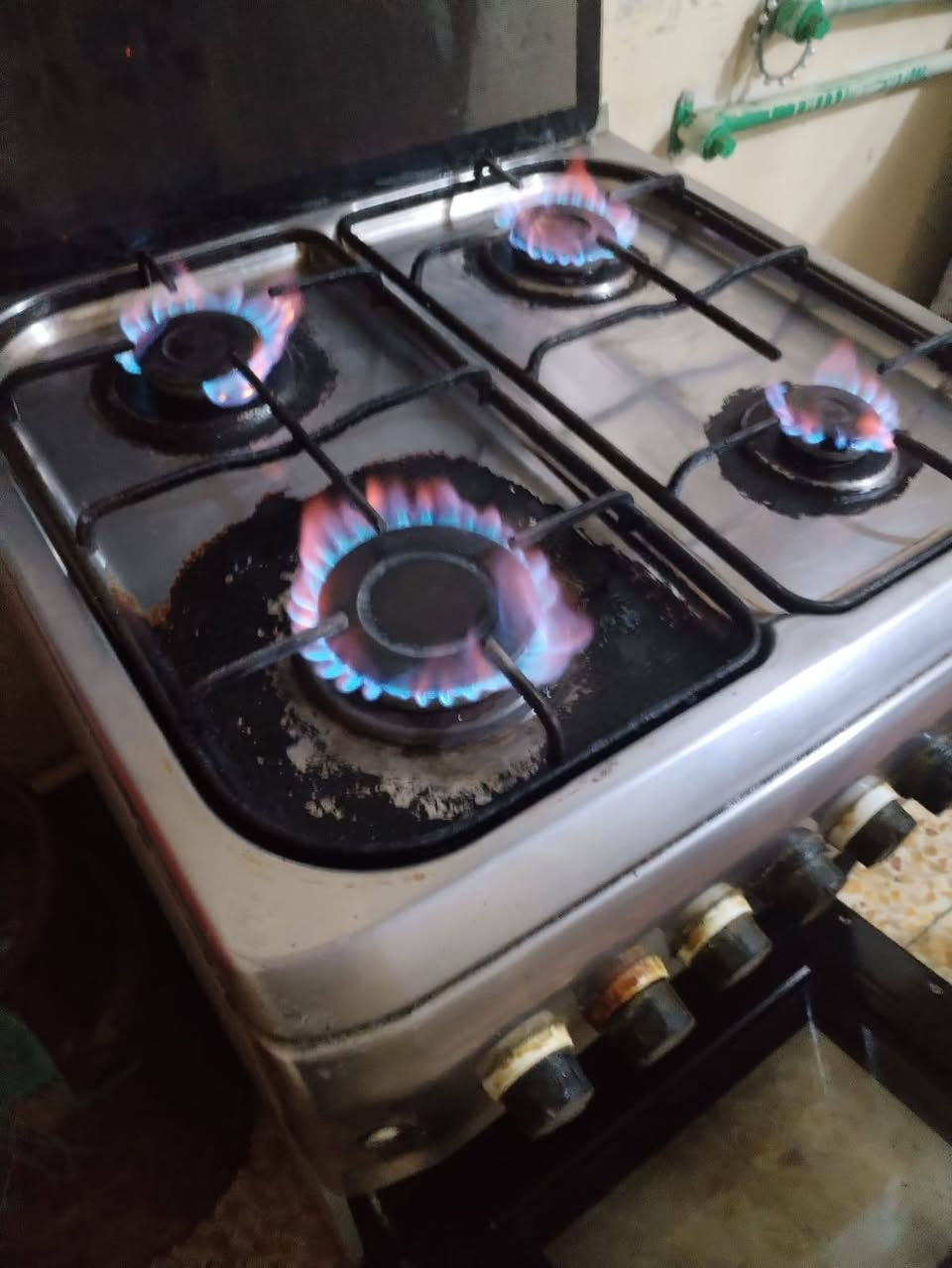 طباخ 4عيون شغاله عل فحص والفرن هم شغاله كله سعره 75 وبي مجال بصيط مكان نجف حي الجمعيه *********** اتصل عل رقم
