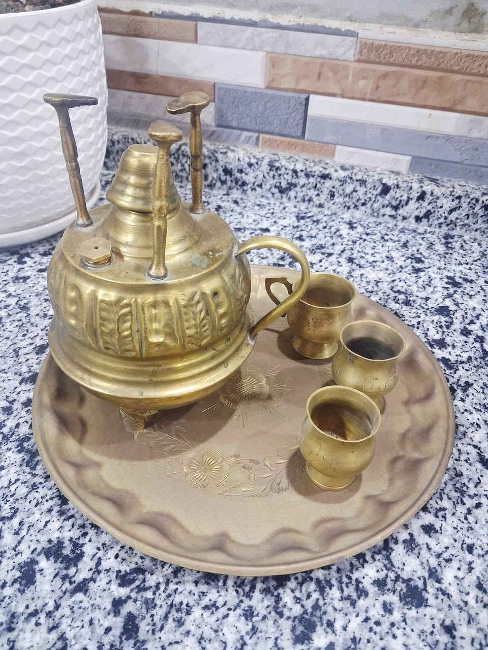 ✨ سبرتاية نحاس أنتيك مع طقم ضيافة ✨
سبرتاية نحاس قديمة بحالة جيدة جداً، مع صينية مزخرفة و3 فناجين نحاس بنفس الطابع التراثي الأصيل 💛
💛 نحاس ثقيل وجودة عالية
💛 شغل قديم بتفاصيل ونقوش جميلة
💛 مناسبة للديكور أو جلسات القهوة على الأصول
💛 قطعة مميزة لعشاق التراث والأنتيك
📏 الحجم عملي ومناسب
🚚 متوفر توصيل لباب البيت
💰 السعر مناسب


**إذا كنت صاحب هذا الإعلان وتريد حذفه لأي سبب، رجاءا أرسل رسالة إلى الدعم الفني**